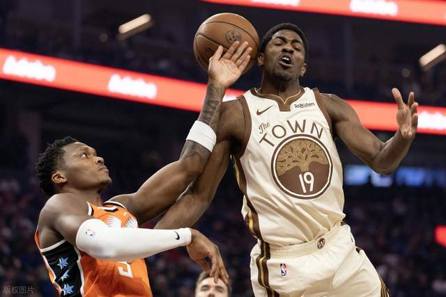 爱游戏官网-大崩盘！快船14分落后残阵勇士：加兰首秀3失误，伦纳德苦撑