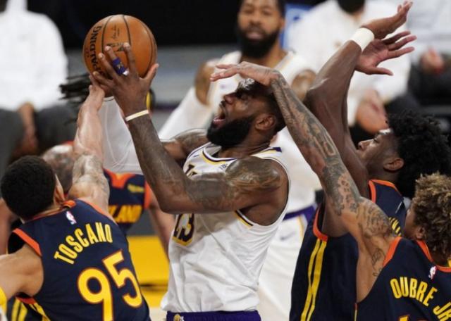 爱游戏官方入口-詹姆斯：今晚只用出战24分钟 还需要适应无眉打法